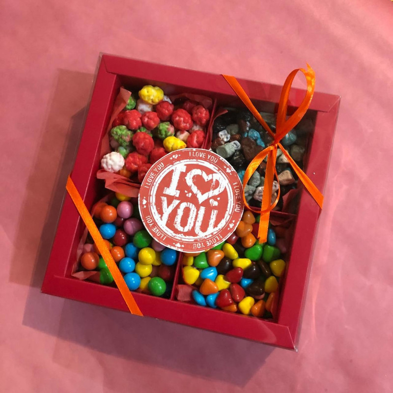 Podarochnij nabor sladostej. Orehi i drazhe, standart