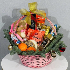 Новогодняя корзина продуктовая с веточками нобилиса