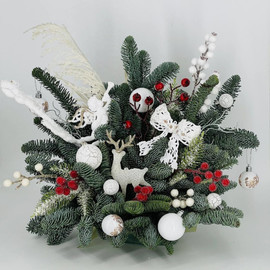 Novogodnij buket kompozitciya na stol iz datskoj eli nobilis