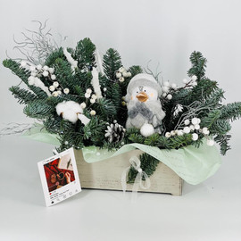 Композиция из веток нобилиса с пингвином