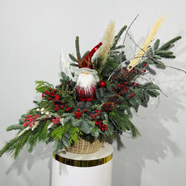 Новогодний декор для дома улицы из натуральной хвои нобилис в ротанговом кашпо