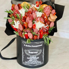 Fud buket dlya muzhchini myasnoj kolbasnij s zakuskami