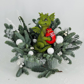 Интерьерная композиция из натурального нобилиса в вязаном кашпо с символом года дракон