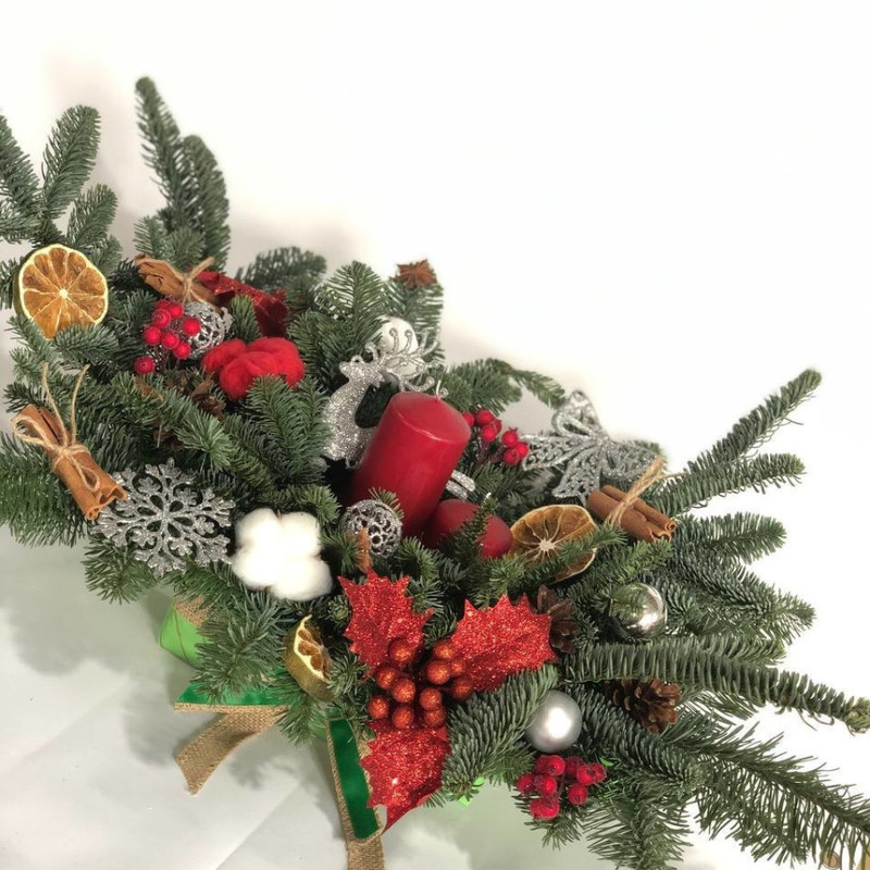 Kompozitciya iz nobilisa na stol so svechoj, standart