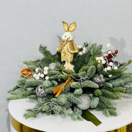 Rozhdestvenskaya  kompozitciya iz nobilisa s krolikom