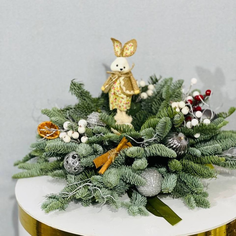 Rozhdestvenskaya  kompozitciya iz nobilisa s krolikom, standart