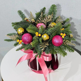 Buket novogodnij  s natural_nim nobilisom i konfetami