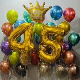 Большая композиция шаров хром с цифрами и короной золото