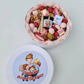 Sladkij podarok vospitatelyu. Boks so sladostyami