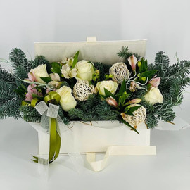 Букет из нобилиса и белых роз в книге