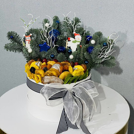 Новогодний букет с сухофруктами и веточками нобилиса
