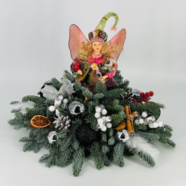 Kompozitciya iz nobilisa na Novij god s kollektcionnoj kukloj Feya