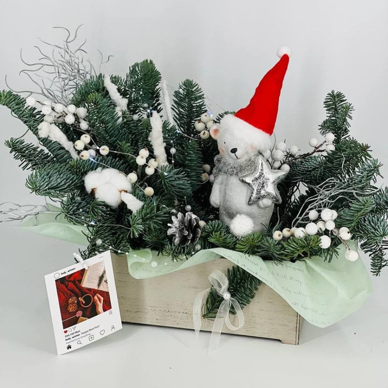 Настольная композиция из нобилиса в ящике с фигуркой белый медведь в шапке, стандартный