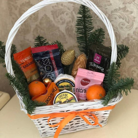 Новогодняя корзина с закусками с закусками и веточками нобилиса