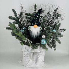 Avtorskij buket iz natural_nogo nobilisa s inter_ernoj igrushkoj ruchnoj raboti