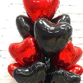 Fontan sharov iz serdetc na den_ vlyublyonnih 14 fevralya. Krasnie i chyornie serdtca