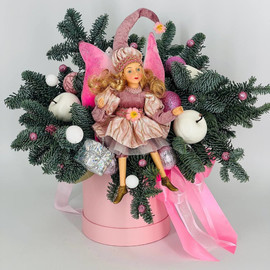 Avtorskaya kompozitciya iz natural_noj hvoi nobilis  s kollektcionnoj kukloj