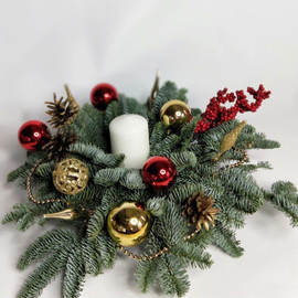 Рождественская композиция со свечой из нобилиса