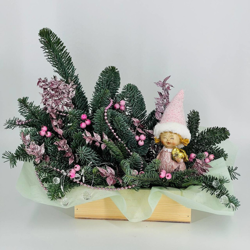 Букет из нобилиса в деревянном ящике с декоративной фигуркой Ангелок с сердцем, стандартный