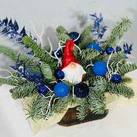 Nastol_naya kompozitciya iz vetok zhivogo nobilisa  kashpo derevyannom