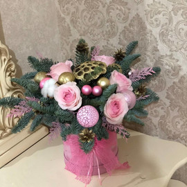 Новогодний букет из роз и нобилиса