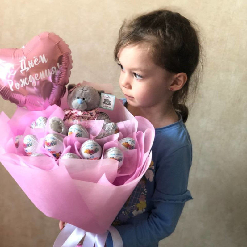 Букет из киндеров для девочки с шариком и мягкой игрушкой, стандартный