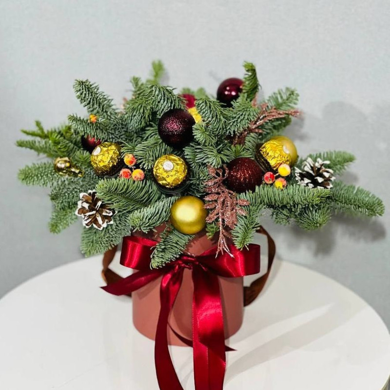 Buket na Novij god iz natural_noj hvoi nobilis s konfetami Ferrero Roshe, standart