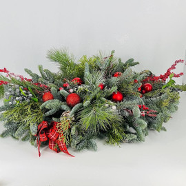 Хвойная композиция из нобилиса для украшения интерьера на Новый год Рождество