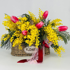 Букет тюльпанов с мимозой в плетёном кашпо