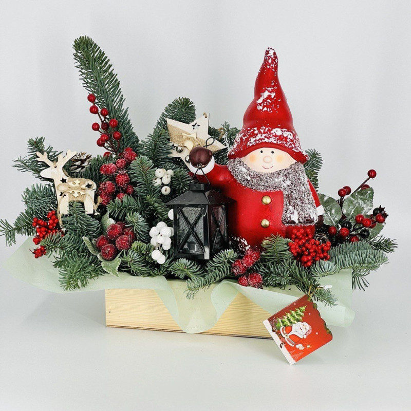 Novogodnyaya kompozitciya iz zhivogo nobilisa s suvenirom podsvechnik gnomik s fonaryom, standart