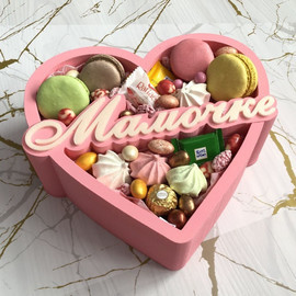 Подарок на День матери сердце со сладким наполнением в пенобоксе