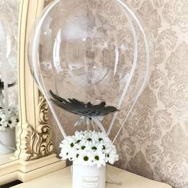 Ромашки в шляпной коробке с шаром баблс