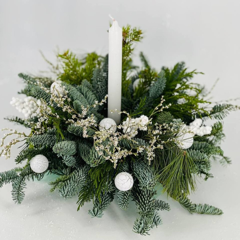 Novogodnij dekor na stol iz zhivogo nobilisa so svechoj, standart