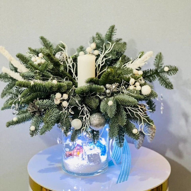 Novogodnij buket iz zhivogo nobilisa v steklyannoj vaze so svechoj, standart