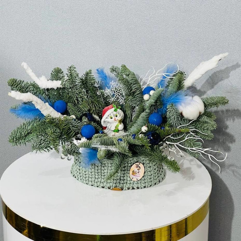 Букет новогодний в вязаном кашпо из веток нобилиса, стандартный