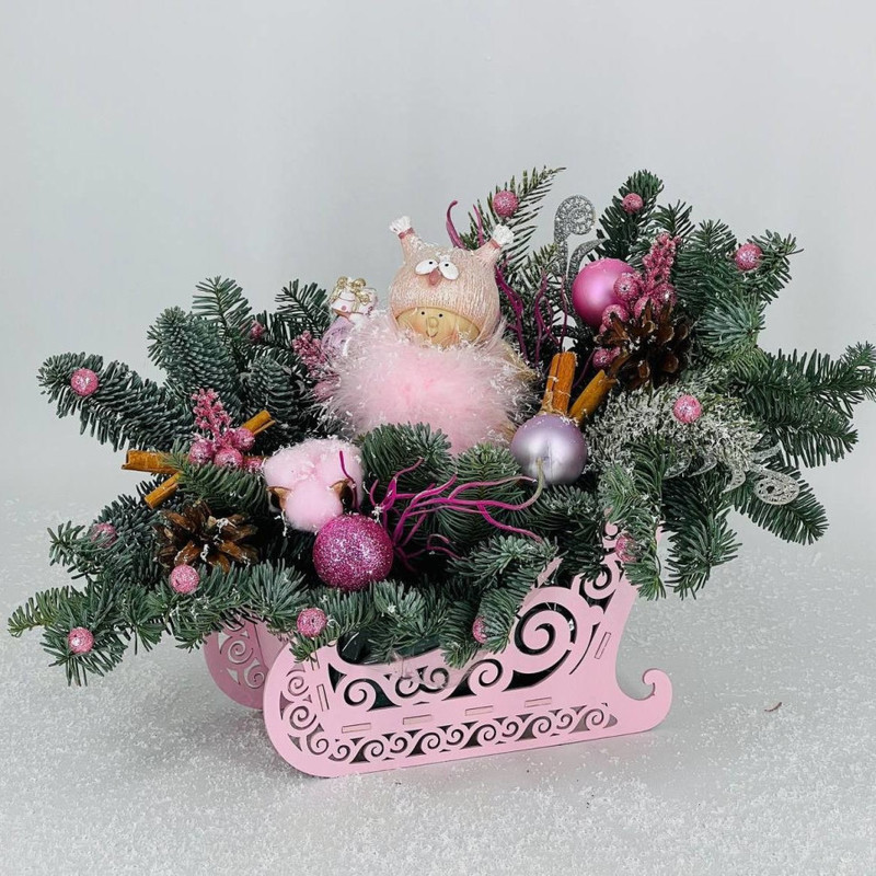 Новогодняя композиция из нобилиса в кашпо сани с девочкой, стандартный