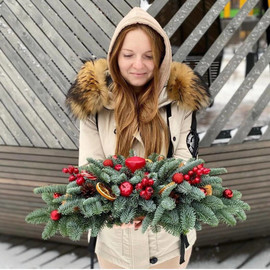 Рождественская композиция на стол со свечкой из веточек нобилиса