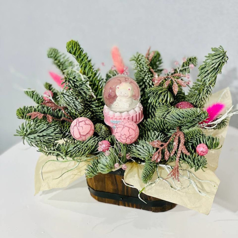 Buket iz zhivoj eli nobilis v derevyannom kashpo, standart