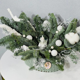 Новогодняя композиция интерьерная из нобилиса в вязаном кашпо
