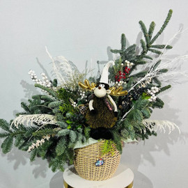 Новогодняя композиция из натуральной хвои нобилис в кашпо из ротанга для украшения улицы дачи