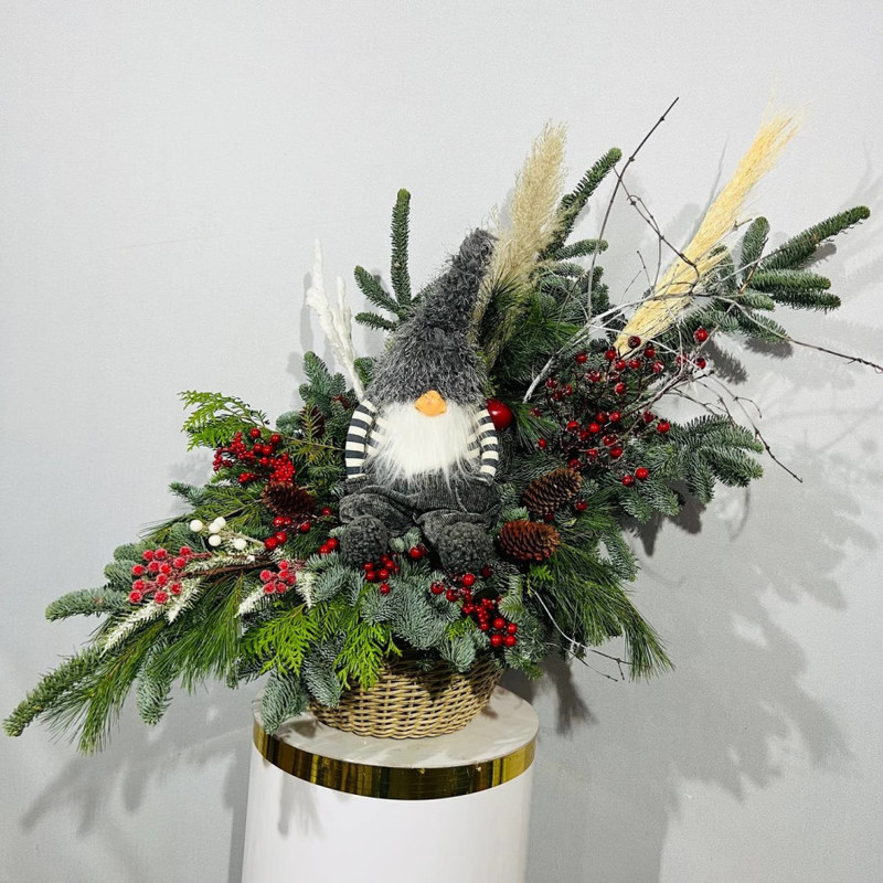 Novogodnij dekor dlya ulitci iz nobilisa v kashpo iz rotanga s inter_ernoj igrushkoj v vide gnoma, standart