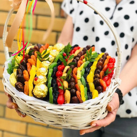 Корзина с сухофруктами и конфетами Ферреро Роше