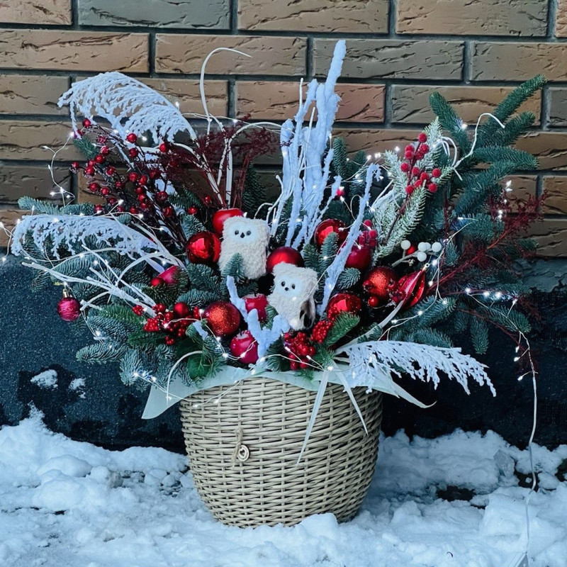 Bol_shaya novogodnyaya kompozitciya iz natural_nogo nobilisa v kashpo iz iskusstvennogo rotanga, standart