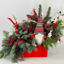 Новогодний букет в деревянном ящике с гномом из нобилиса