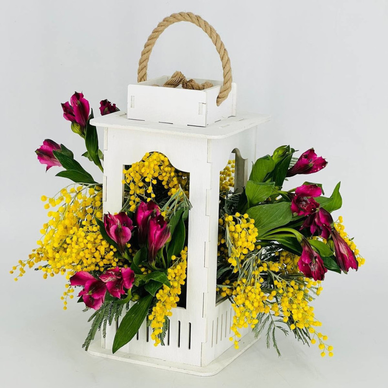 Букет мимоз и альстромерий в декоративном фонарике, стандартный