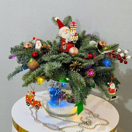 Новогодняя композиция в стеклянной вазе из нобилиса