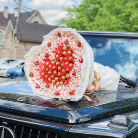 Buket serdtce gigant iz konfet Ferrero Roshe i Raffaello