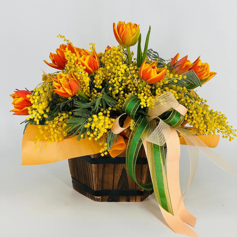 Композиция мимозы с тюльпанами в деревянном кашпо ручной работы, стандартный