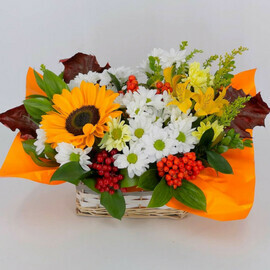 Pletyonaya korzinka s tcvetami "Osennij val_s" s podsolnuhom, ryabinoj, viburnum, list_yami duba