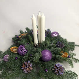 Kompozitciya na stol iz vetok zhivogo nobilisa so svechami